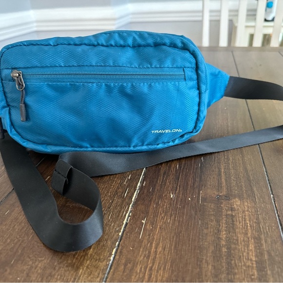 Travelon RFID waistpack - Picture 7 of 14